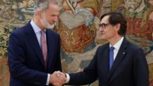 Felipe VI saluda a Salvador Illa en Zarzuela