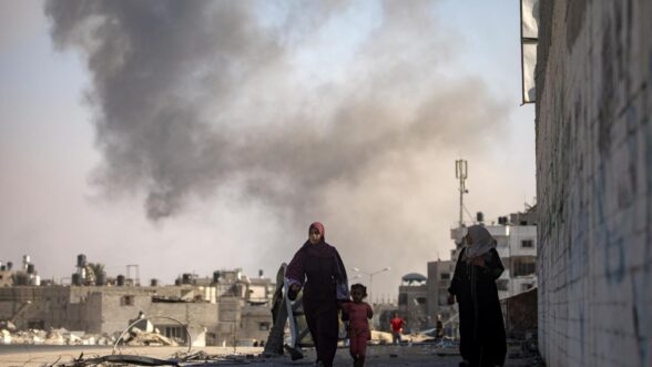 Dos mujeres huyen de los bombardeos israelíes en Gaza