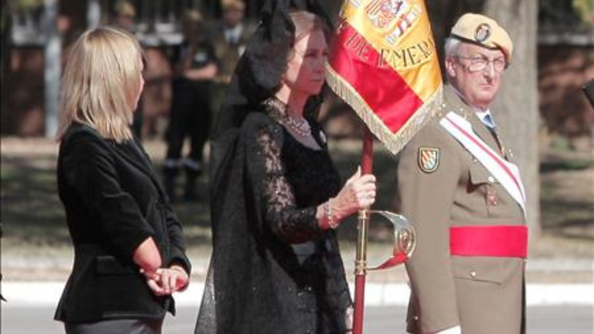 La Reina Sofía entrega la bandera a la UME