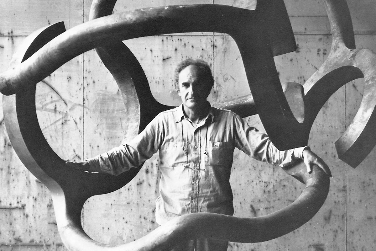 Eduardo Chillida, con una de sus esculturas