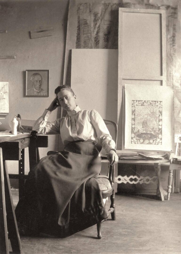 Hilma af Klint en su estudio en 1895