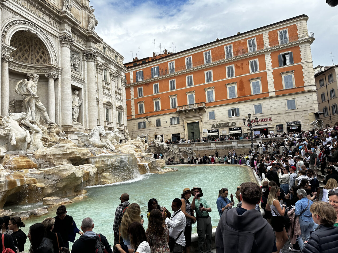 La Fontana di Trevi recibe millones de turistas cada año