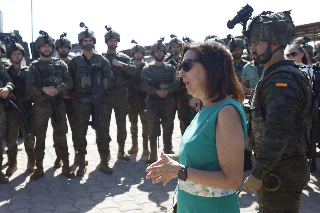 La ministra de Defensa, durante la visita a la Brigada "Rey Alfonso XIII" en Viator, Almería