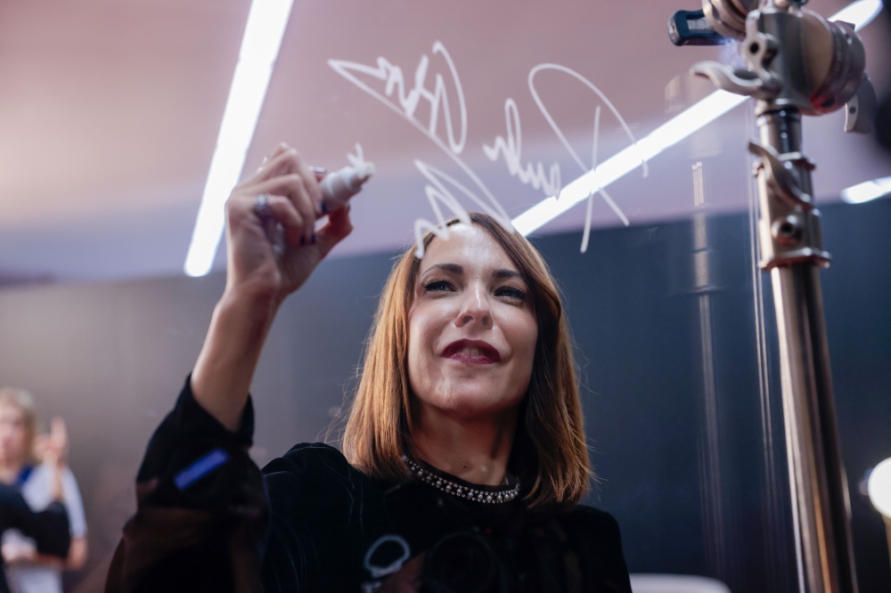 Paula Ortiz, firmando en el Festival de Cine de San Sebastián