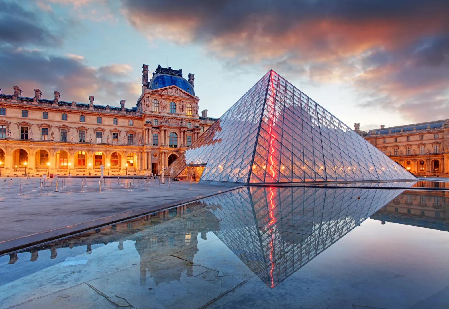 La primera mujer directora del Museo del Louvre denuncia una crisis histórica