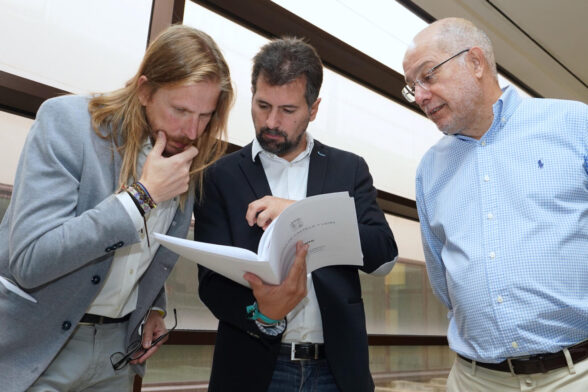 El portavoz del grupo del PSOE, Luis Tudanca, en el centro de la imagen, antes de la Junta de Portavoces de las Cortes de Castilla y León