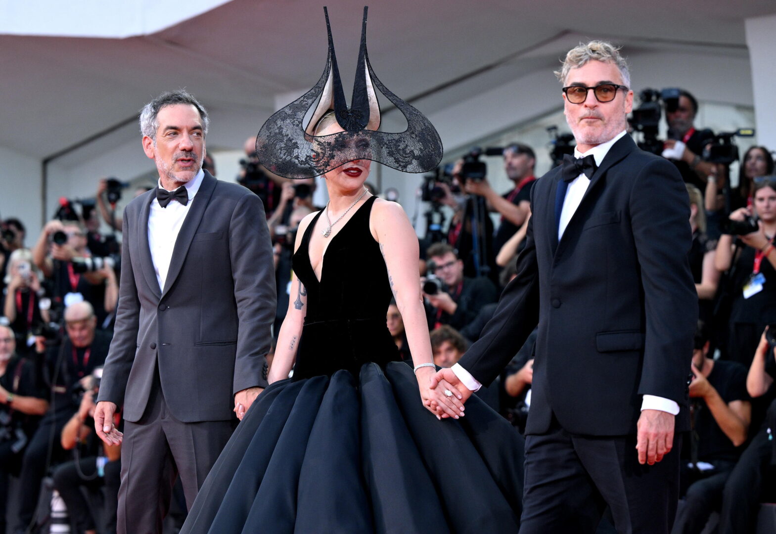 El director Todd Phillips, la actriz y cantante Lady Gaga y el actor Joaquin Phoenix en la première de 'Joker: Folie a Deux' en el Festival de Venecia