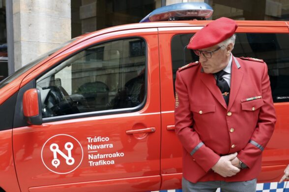 El Jefe de la Policía Foral, Juan Carlos Zapico, observa uno de los vehículos ya rotulados con el nuevo logotipo de tráfico que usarán los agentes