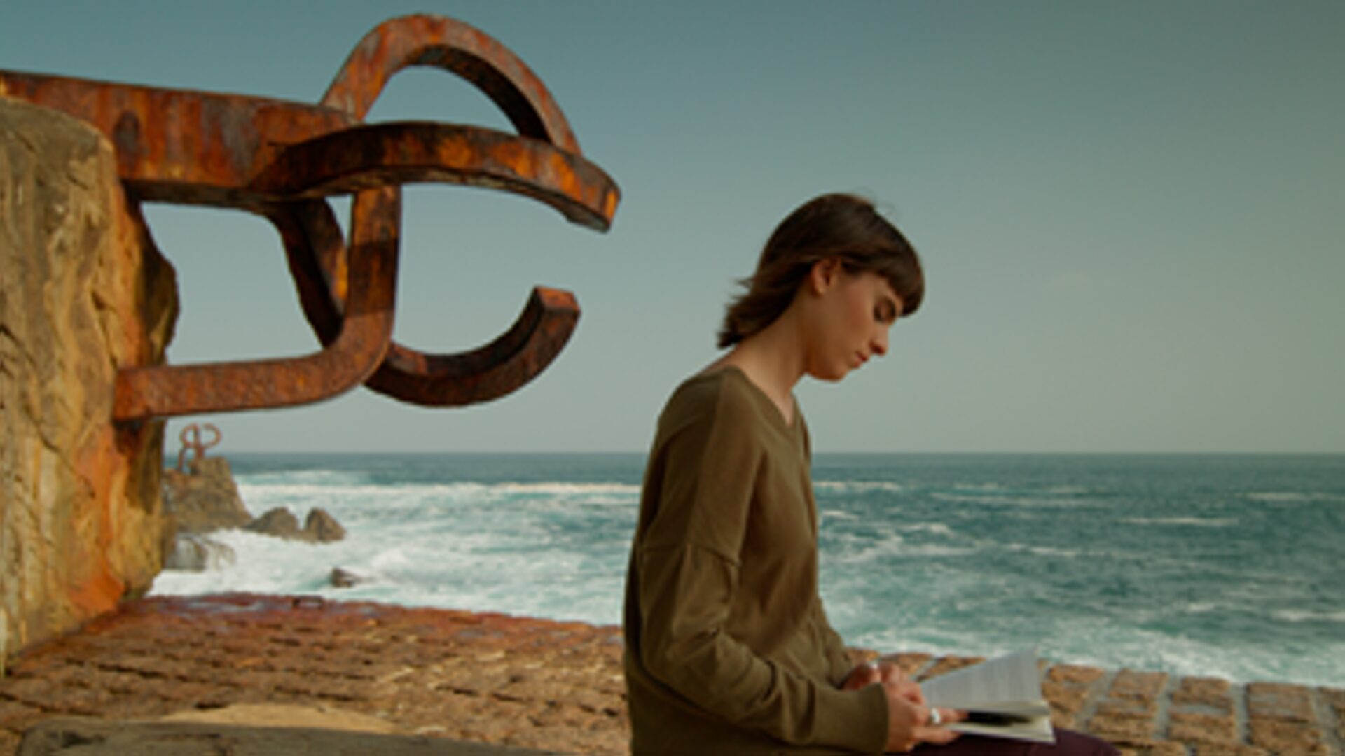 Fotograma del documenta 'Ciento volando', con el Peine del Viento de Chillida al fondo