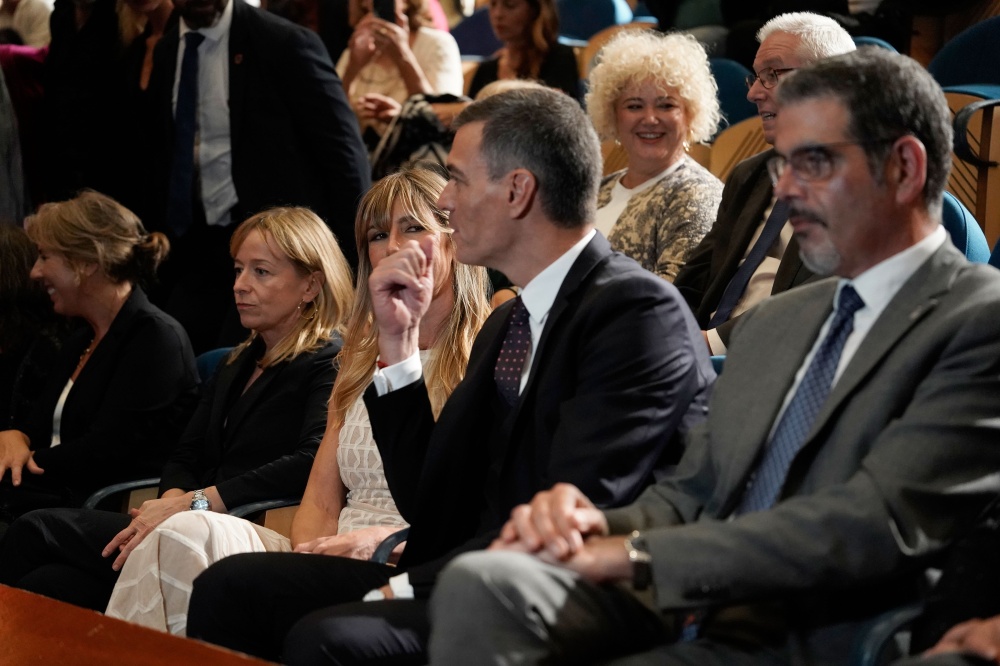 El presidente del Gobierno, Pedro Sánchez, y su mujer, Begoña Gómez, durante la entrega del Premio Donostia al director Pedro Almodóvar