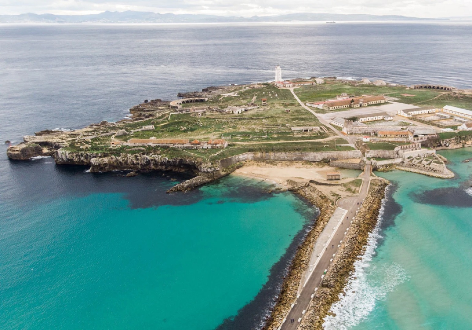 La playa escondida de Cádiz, sin viento y con aguas cristalinas