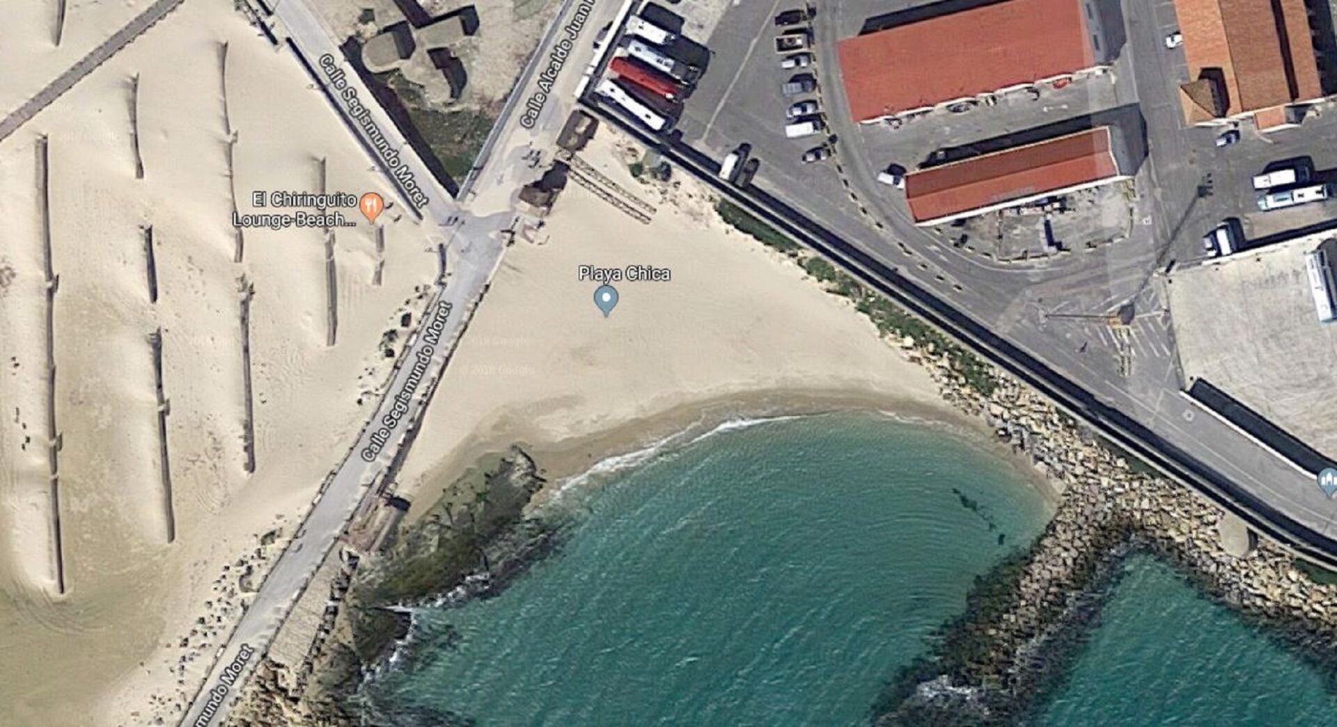 La playa escondida de Cádiz, sin viento y con aguas cristalinas