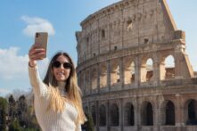 Selfie en el Coliseo de Roma - Sociedad