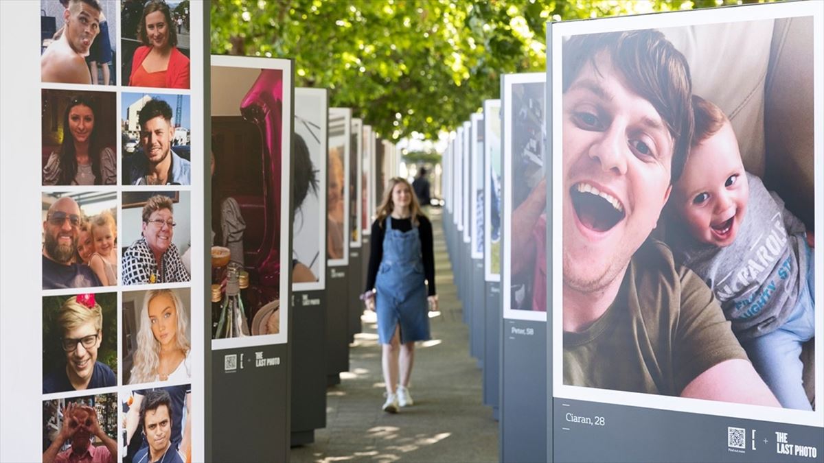 La ONG británica Campaign Against Living Miserably (CALM) lanzó la campaña "La última foto" para mostrar a la sociedad que "los suicidas no siempre parecen suicidas"