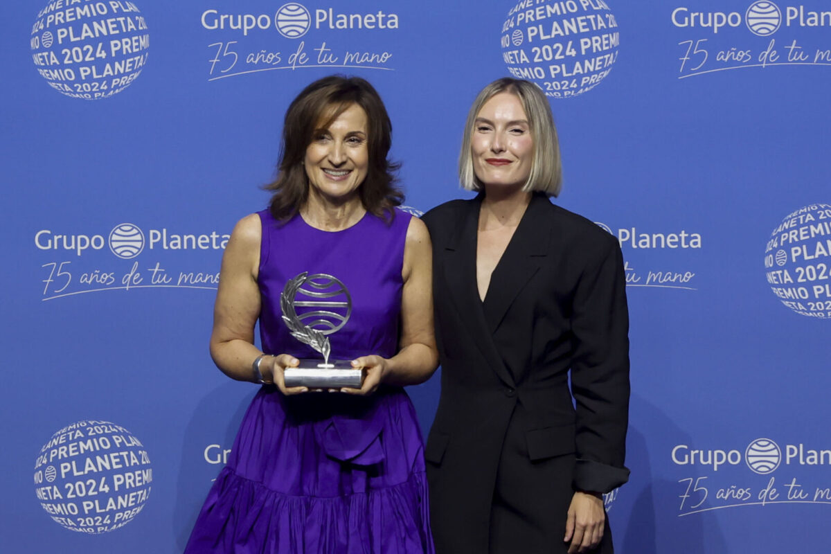 Las escritoras Paloma Sánchez-Garnica y Beatriz Serrano, ganadora y finalista del Premio Planeta 2024