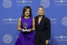 Las escritoras Paloma Sánchez-Garnica y Beatriz Serrano, ganadora y finalista del Premio Planeta 2024