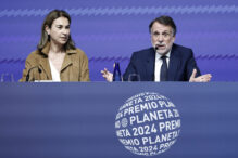 El presidente del Grupo Planeta, José Creuheras, y la presidenta del jurado, Carmen Posadas, durante la rueda de prensa de presentación del LXXIII Premio Planeta