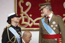 Felipe VI, junto a la Princesa, preside el desfile el 12-O