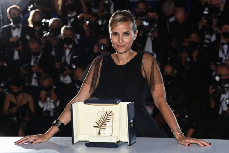 Julia Ducourneau posa con la Palma de Oro para 'Titane': el body horror femenino conquista Cannes