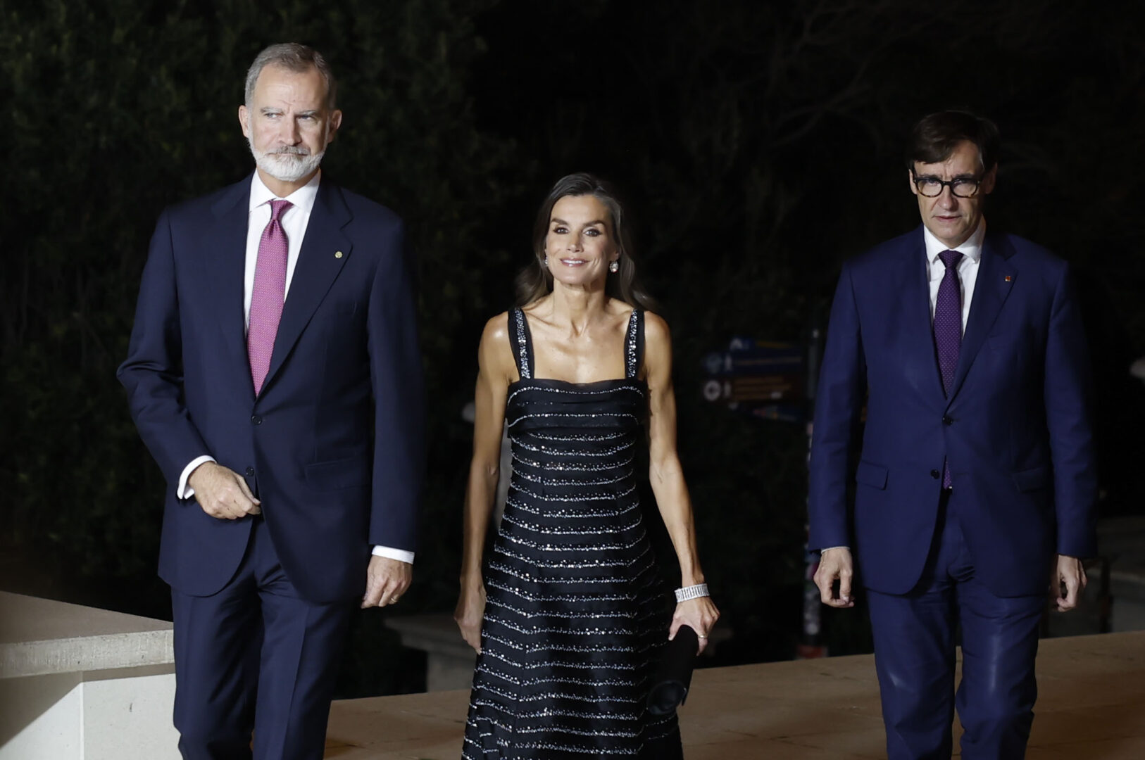 Los Reyes, Felipe VI y doña Letizia, junto al presidente de la Generalidad de Cataluña, Salvador Illa, a su llegada al Premio Planeta 2024