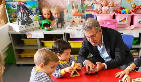 Alberto Núñez Feijóo visita una escuela infantil en Guadalajara.