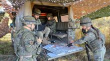 La soldado Asensio pasa las coordenadas para hacer un ejercicio del batallón de artillería