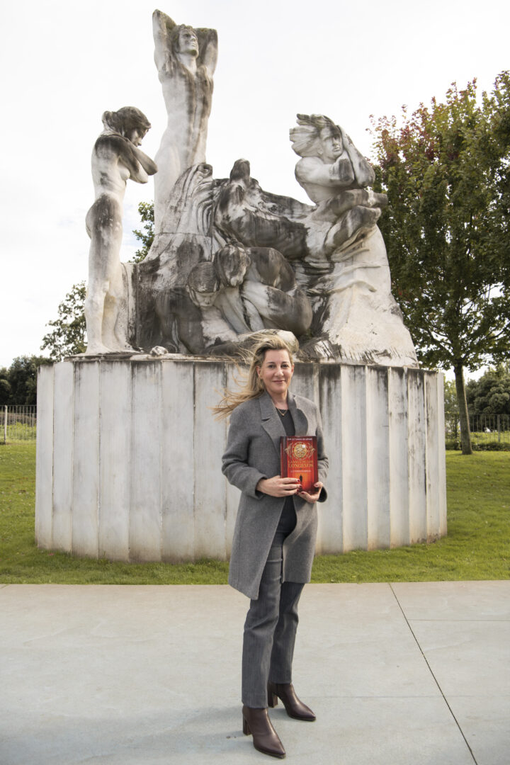 Eva García Sánez de Urturi con la estatua de Santander que le inspiró a los personajes de la 'Saga de los longevos'