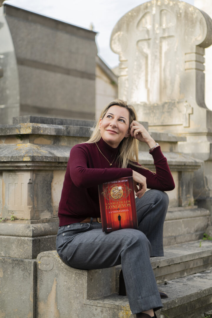 Eva García Sáenz de Urturi con la reedición de 'La vieja familia', el primer libro de 'La saga de los longevos'