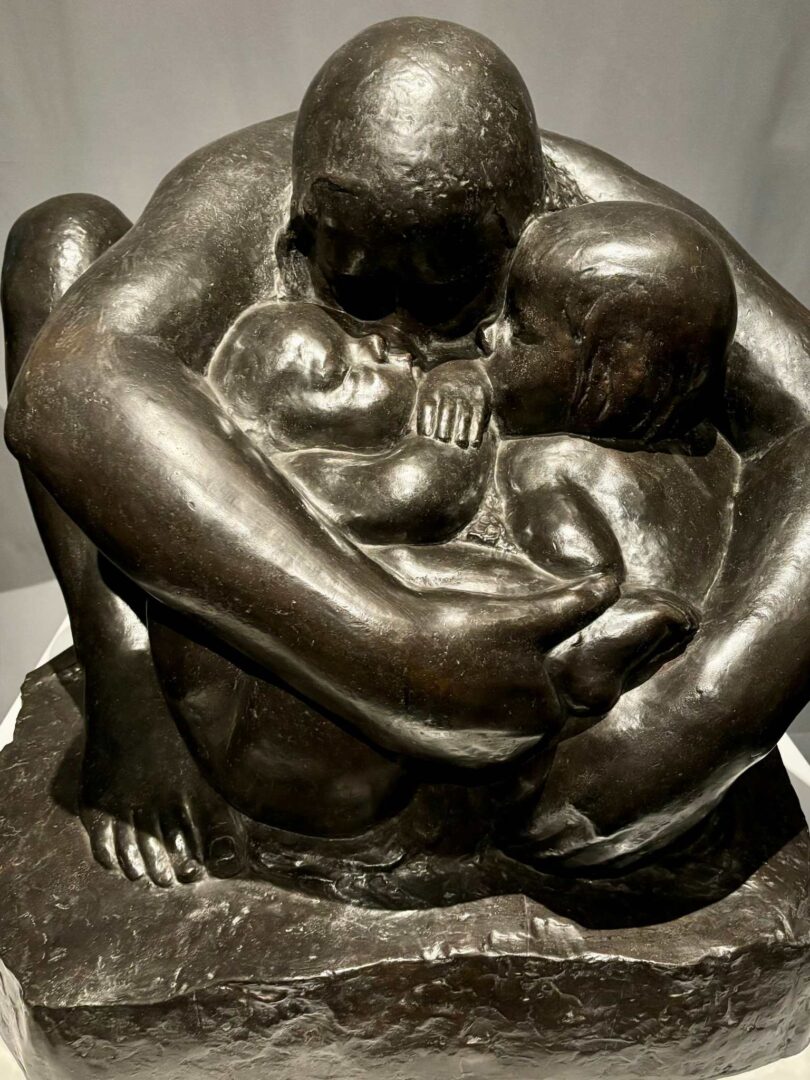 Estremecedora escultura "Madre con dos hijos" de la artista alemana Kathe Kollwitz, que fue apartada por los nazis por expresar su actitud pacifista