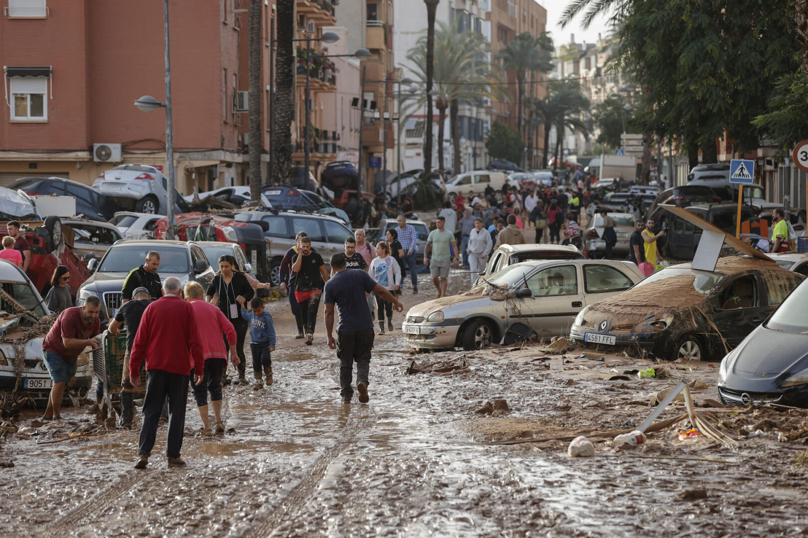 El terror de Paiporta: 45 muertos y una ciudad arrasada por la DANA