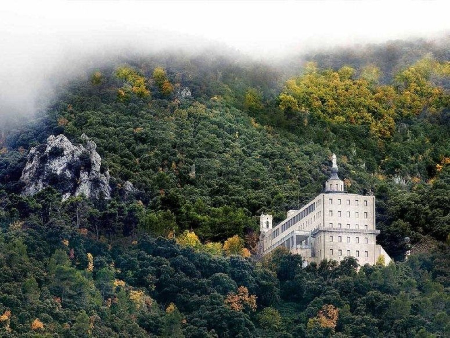 La ruta ideal para desconectar este otoño está en Alicante: increíbles vistas desde un bosque mediterráneo