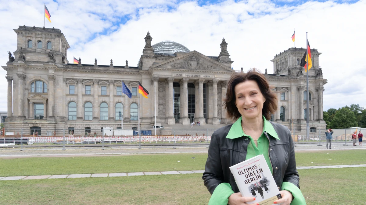 Paloma Sánchez-Garnica con el libro 'Últimos días en Berlín', novela finalista del Premio Planeta 2021