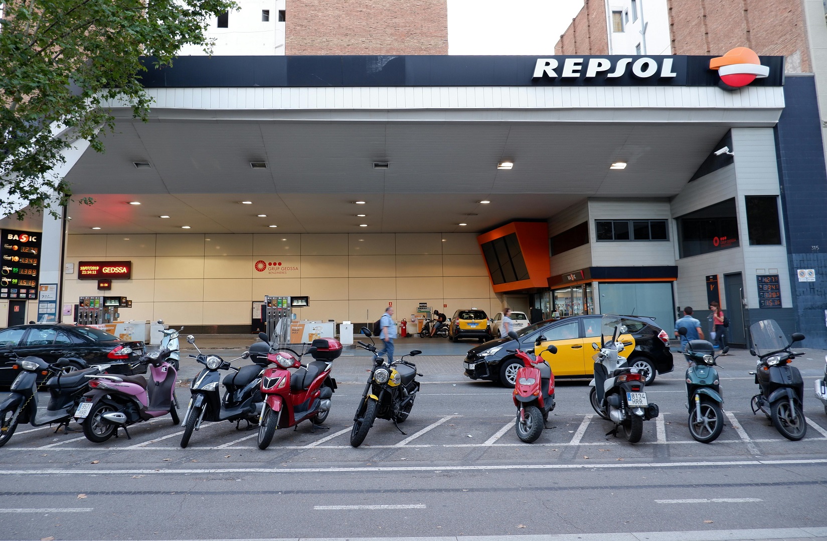 Repsol paraliza su inversión en España por culpa de los impuestos