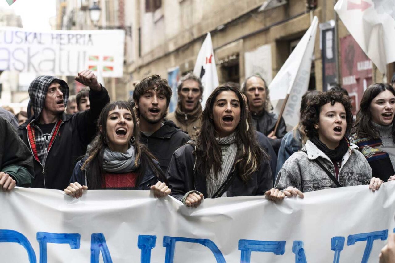 Un fotograma de 'La infiltrada' con una manifestación proetarra