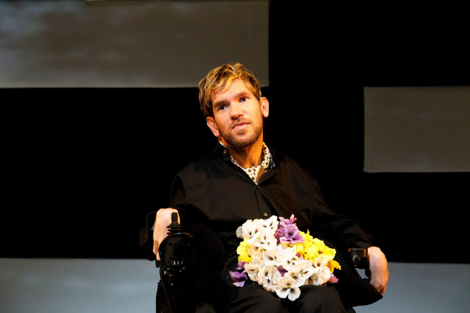 Telmo Irureta interpreta a José Manuel en la obra 'Sabes que las flores de plástico nunca han vivido, ¿verdad', en el Teatro María Guerrero de Madrid 