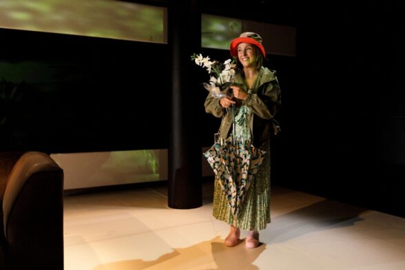 Candela Solé es una de las protagonistas de la obra 'Sabes que las flores de plástico nunca han vivido, ¿verdad', en el Teatro María Guerrero de Madrid