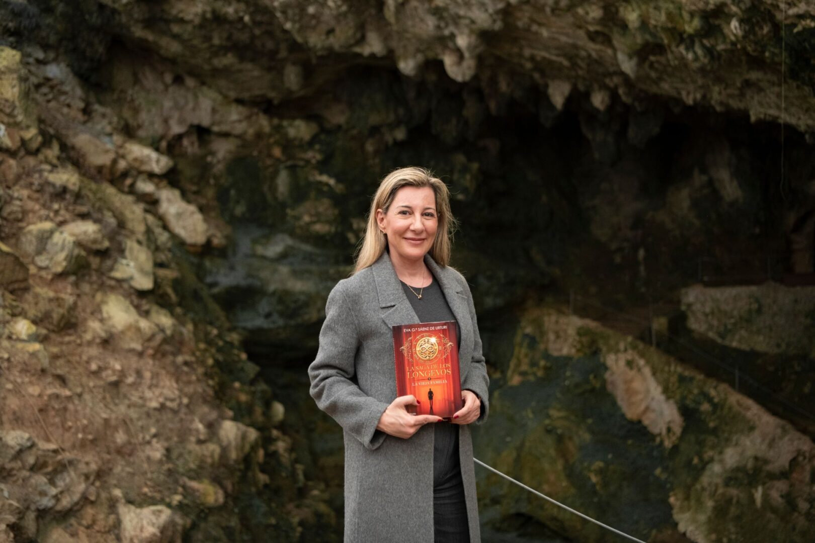 La escritora Eva García Sáenz de Urturi en las cuevas de Monte Castillo, en Cantabria