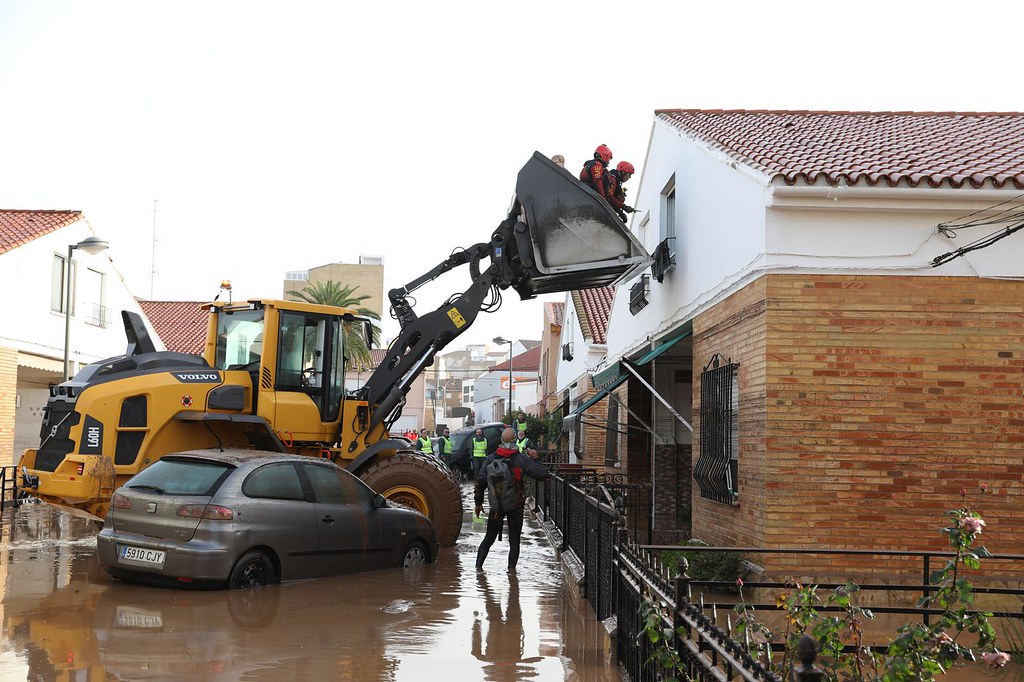 Efectivos de la UME rescatan a las personas de sus casas