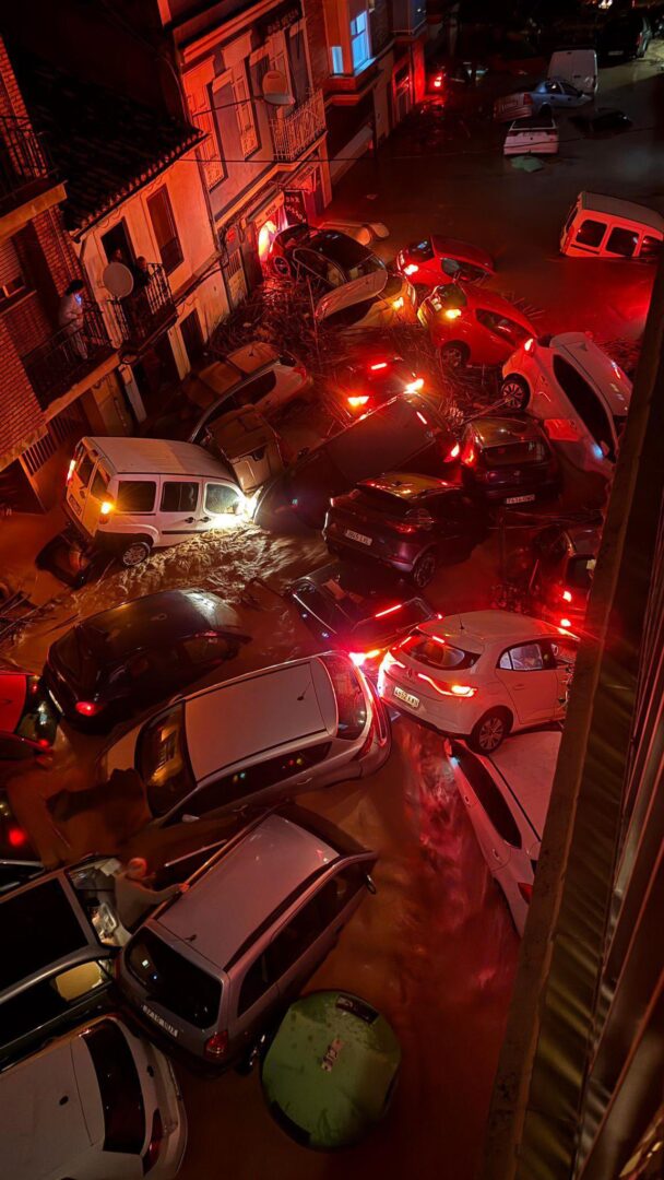 Imagen de coches apilados en Valencia compartido por la usuario de Twitter @Amane707_