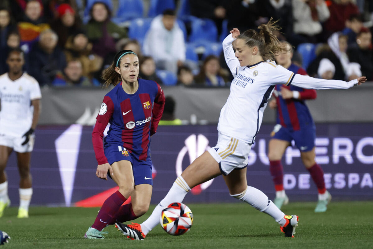 Aitana Bonmatí disputa el balón ante Sandie Toletti