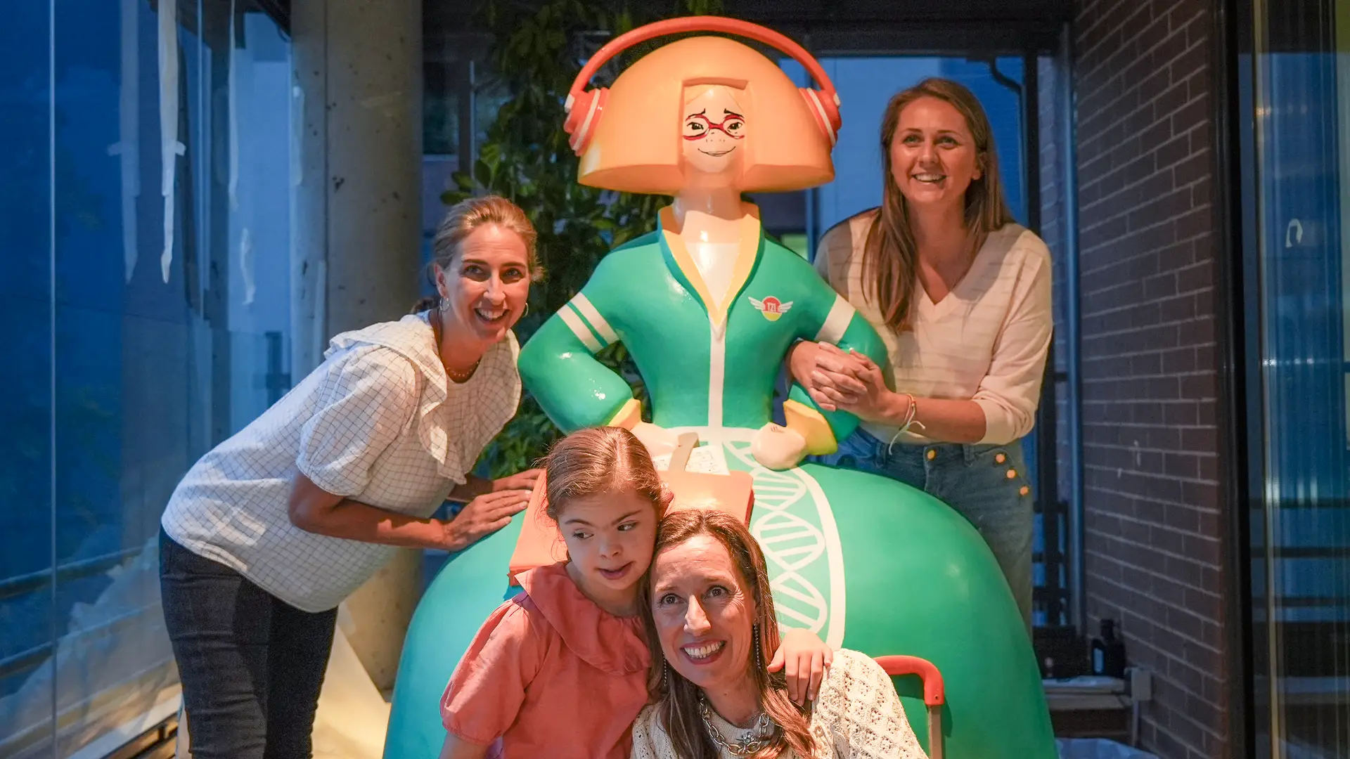 Las artistas, María e Isabel, rodeando la menina. Al frente, Marieta con su madre, María Doussinague