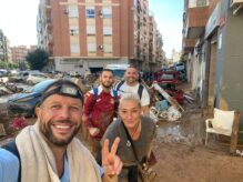 Celia Prats, durante las labores de limpieza en Paiporta junto a voluntarios