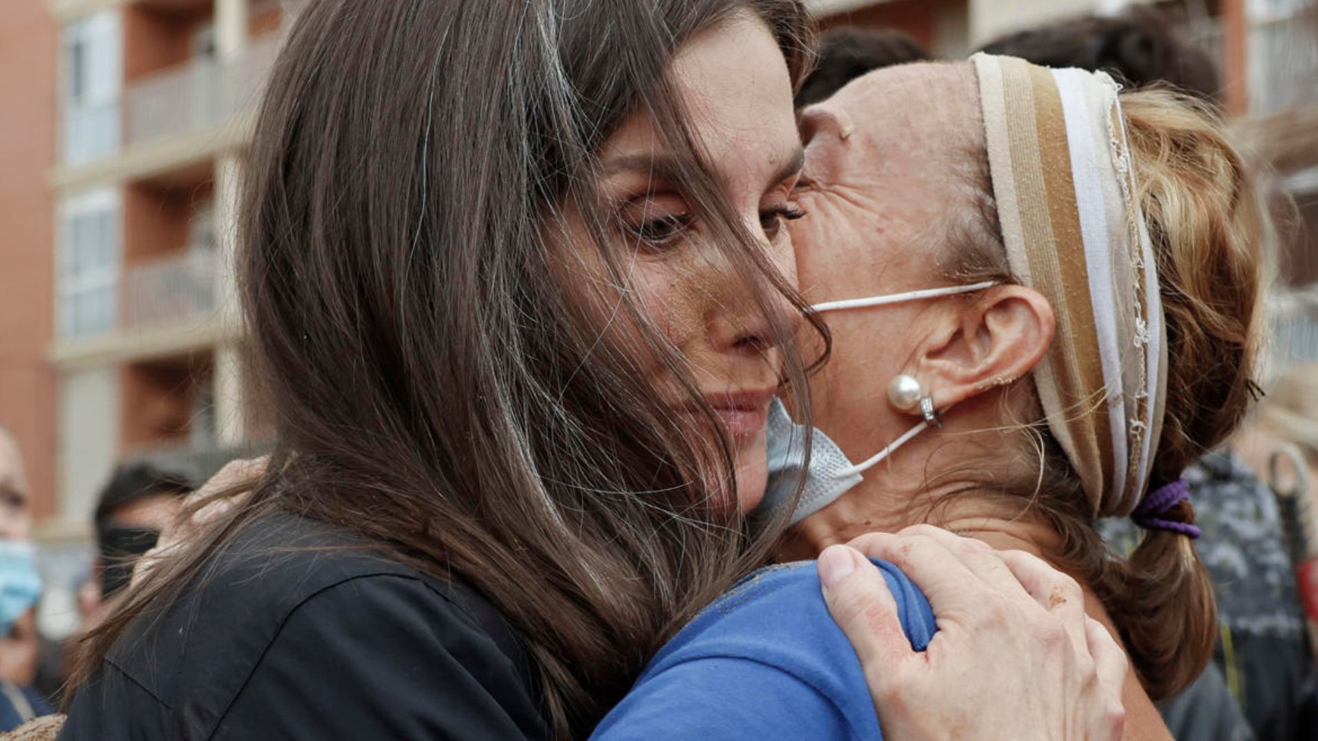 Doña Letizia abraza a una mujer en Paiporta