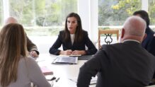 La Reina, durante la reunión de trabajo con las entidades sociales en Zarzuela