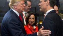 El presidente de Estados Unidos, Donald Trump, junto a Pedro Sánchez y Margarita Robles