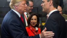 El presidente de Estados Unidos, Donald Trump, junto a Pedro Sánchez y Margarita Robles