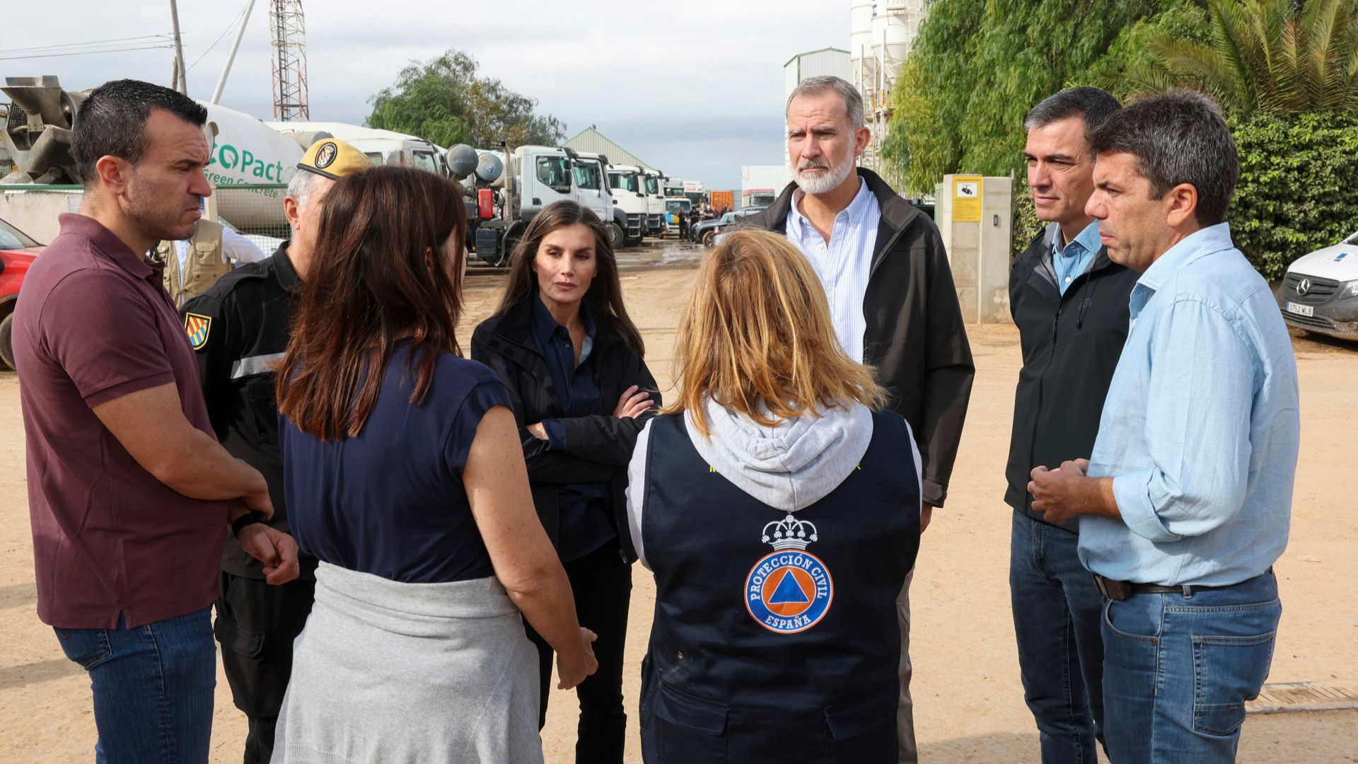 Felipe VI, la Reina, Pedro Sánchez y Carlos Mazón, antes de la visita a Paiporta en el puesto de mando de Valencia