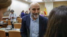 El diputado del BNG Néstor Rego, durante la Comisión de Hacienda del Congreso, que debate este lunes el Proyecto de Ley por la que se establece un Impuesto Complementario para garantizar un nivel mínimo global de imposición para los grupos multinacionales y los grupos nacionales de gran magnitud