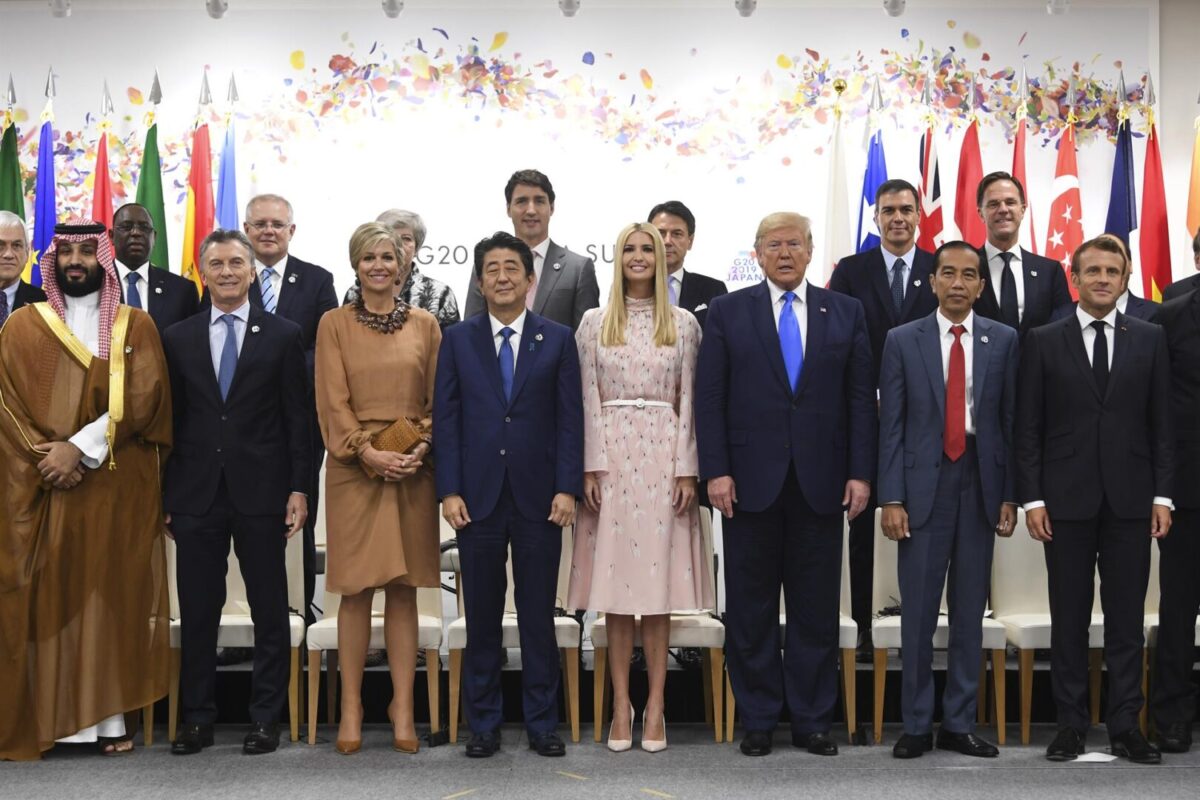 El presidente de Estados Unidos, Donald Trump, con el presidente del Gobierno de España, Pedro Sánchez en una reunión del G20 en 2019