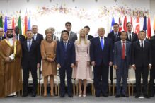 El presidente de Estados Unidos, Donald Trump, con el presidente del Gobierno de España, Pedro Sánchez en una reunión del G20 en 2019